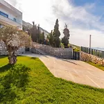 Serenity Luxury Lakeside Manor By Pik Host
