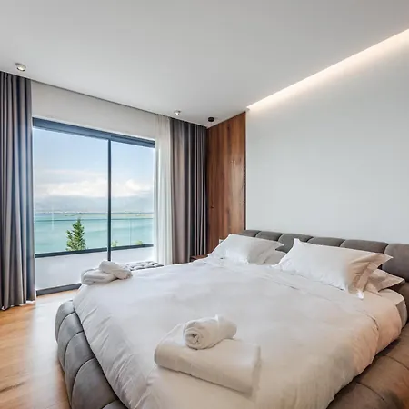 Serenity Luxury Lakeside Manor By Pik Host