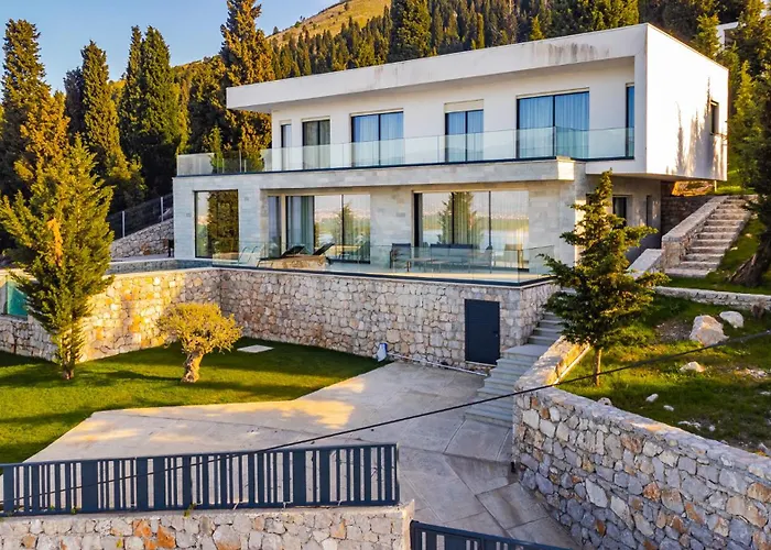 Serenity Luxury Lakeside Manor By Pik Host
