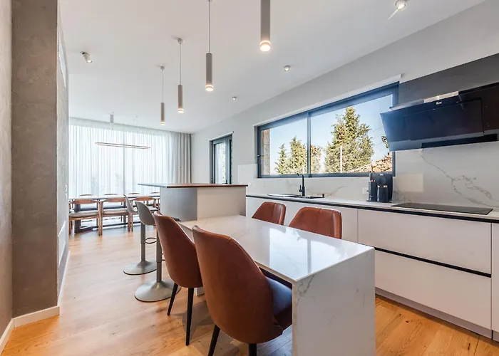 Serenity Luxury Lakeside Manor By Pik Host