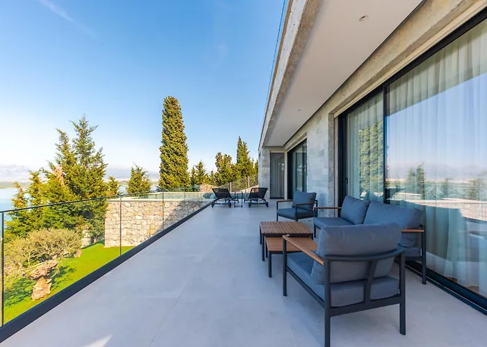 Serenity Luxury Lakeside Manor By Pik Host Вилла Shiroka