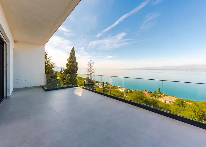 Serenity Luxury Lakeside Manor By Pik Host