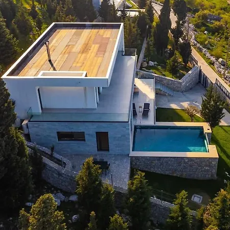 Serenity Luxury Lakeside Manor