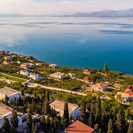 Serenity Luxury Lakeside Manor *