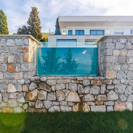 Serenity Luxury Lakeside Manor By Pik Host