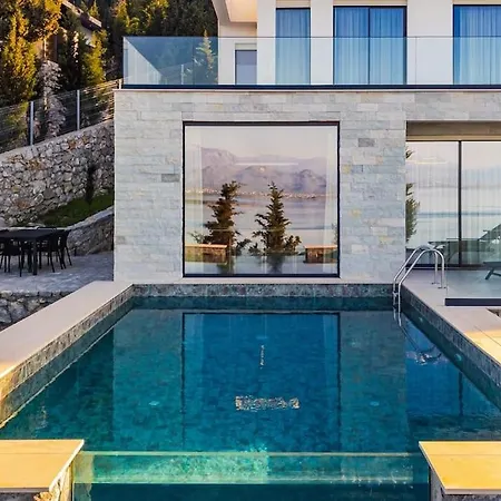 Serenity Luxury Lakeside Manor