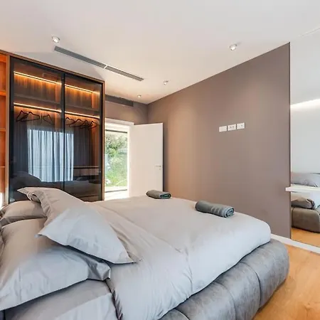 Serenity Luxury Lakeside Manor By Pik Host *