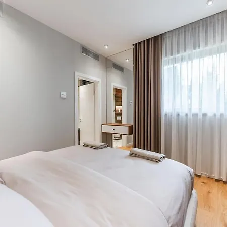 Serenity Luxury Lakeside Manor By Pik Host Široka