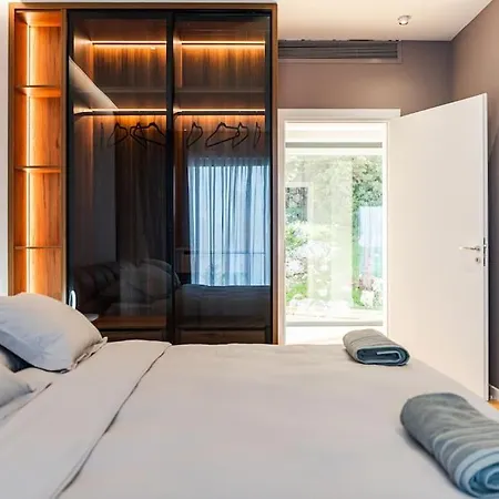 Villa Serenity Luxury Lakeside Manor