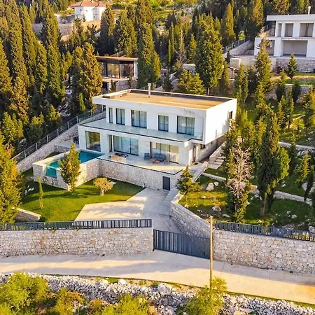Serenity Luxury Lakeside Manor *