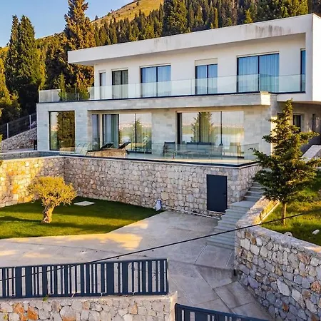 Serenity Luxury Lakeside Manor