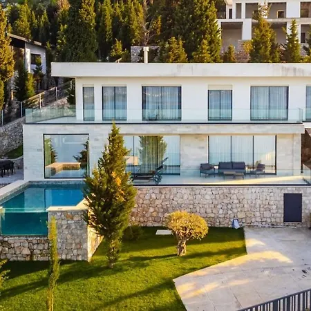 Villa Serenity Luxury Lakeside Manor