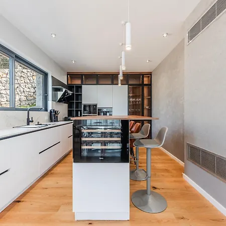 Serenity Luxury Lakeside Manor By Pik Host