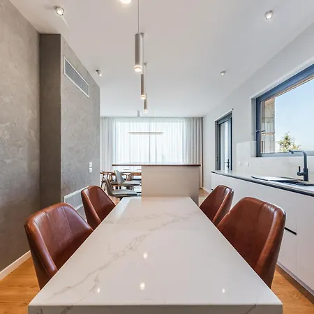 Vila Serenity Luxury Lakeside Manor By Pik Host
