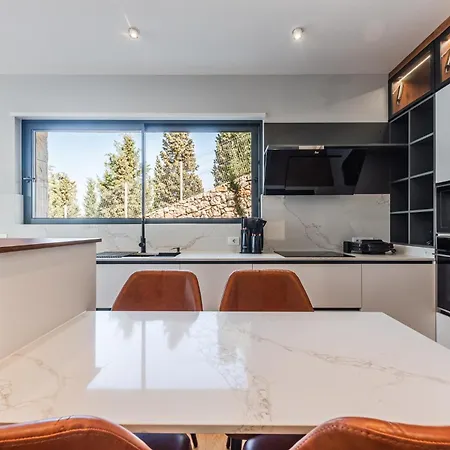 Serenity Luxury Lakeside Manor By Pik Host