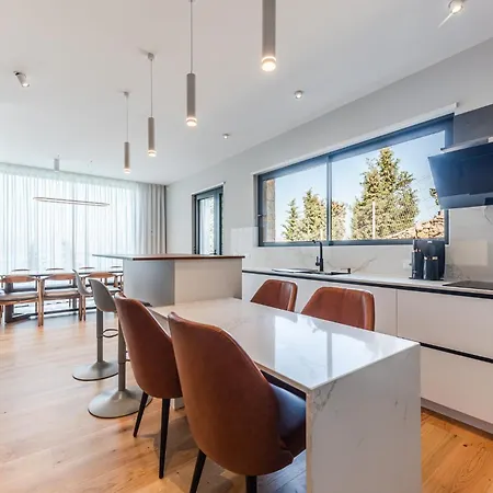 Serenity Luxury Lakeside Manor By Pik Host