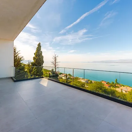 Serenity Luxury Lakeside Manor By Pik Host