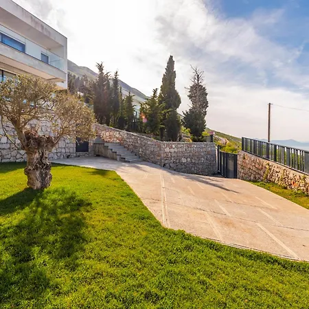 Serenity Luxury Lakeside Manor By Pik Host