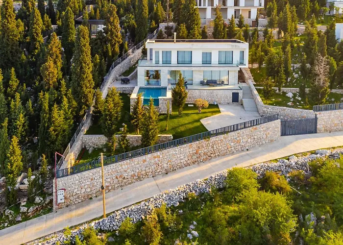 Villa Serenity Luxury Lakeside Manor By Pik Host