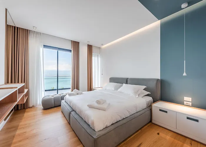 Villa Serenity Luxury Lakeside Manor By Pik Host