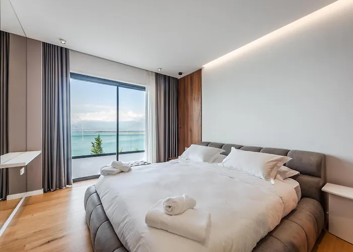 Serenity Luxury Lakeside Manor By Pik Host