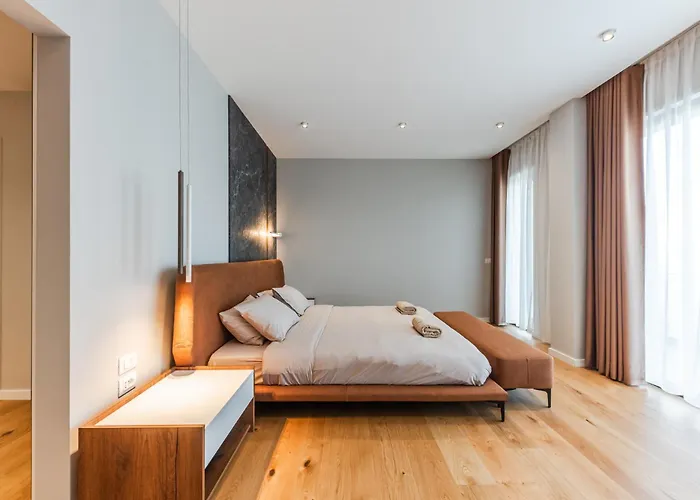 Villa Serenity Luxury Lakeside Manor By Pik Host *