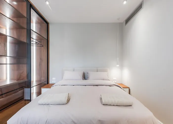 Villa Serenity Luxury Lakeside Manor By Pik Host