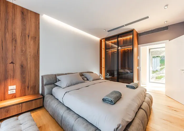 Serenity Luxury Lakeside Manor By Pik Host Villa