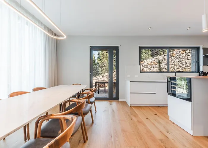 Villa Serenity Luxury Lakeside Manor By Pik Host