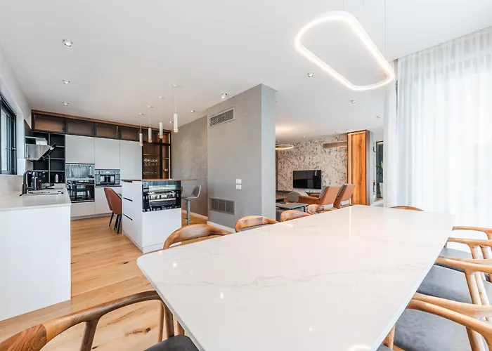 Villa Serenity Luxury Lakeside Manor By Pik Host Shirokë