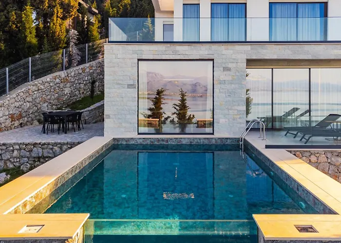 Serenity Luxury Lakeside Manor By Pik Host