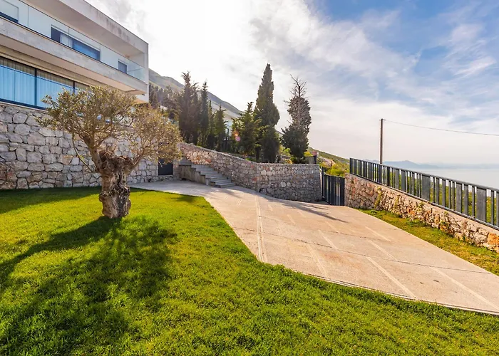 Serenity Luxury Lakeside Manor By Pik Host